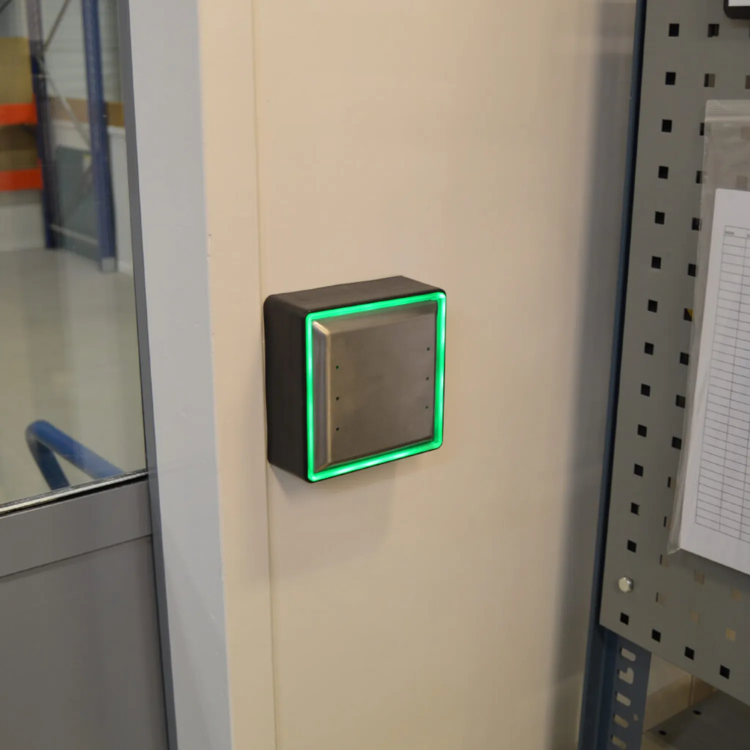 Verlichte drukknopbehuizing geïnstalleerd bij een commerciële gebouwentree