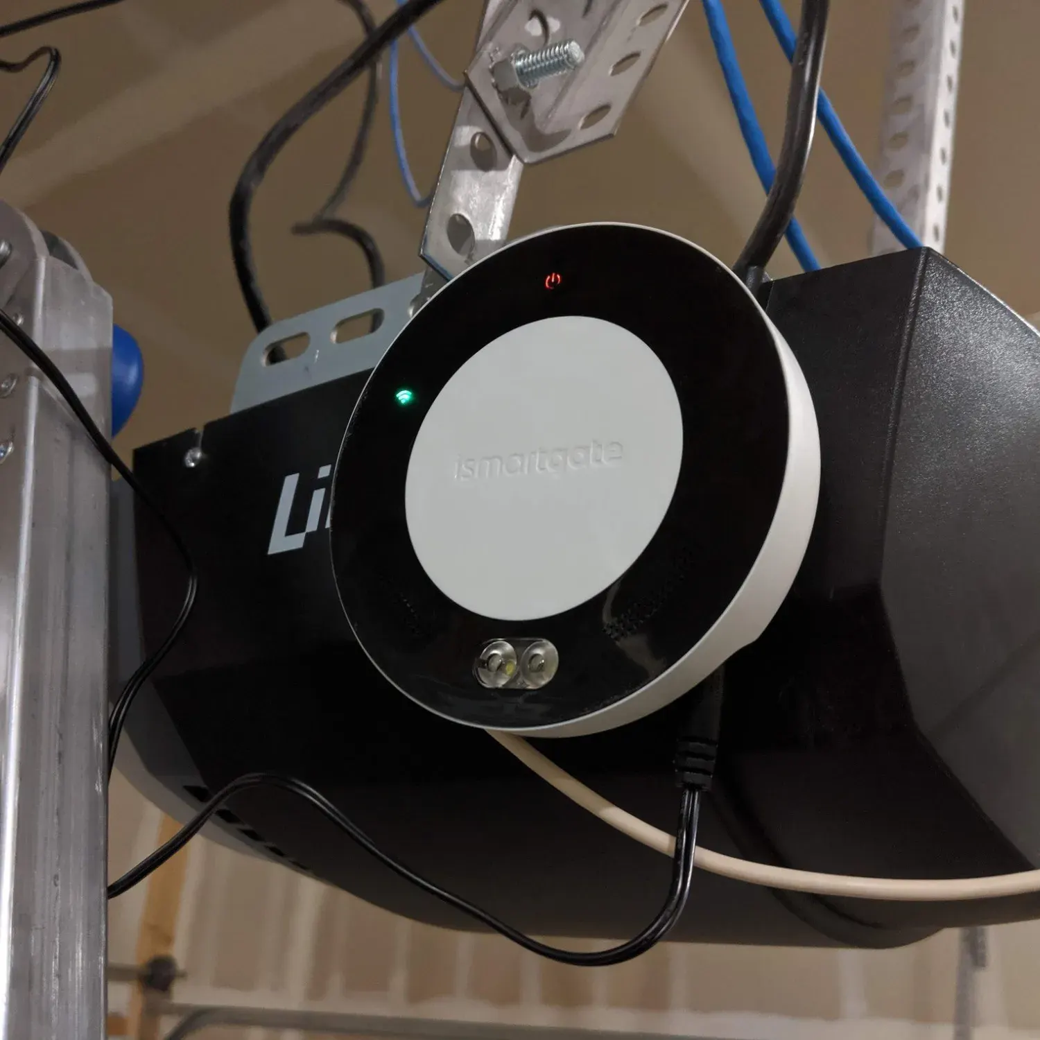 Overzicht van iSmartGate gemonteerd op de aandrijving van een automatische garagedeur