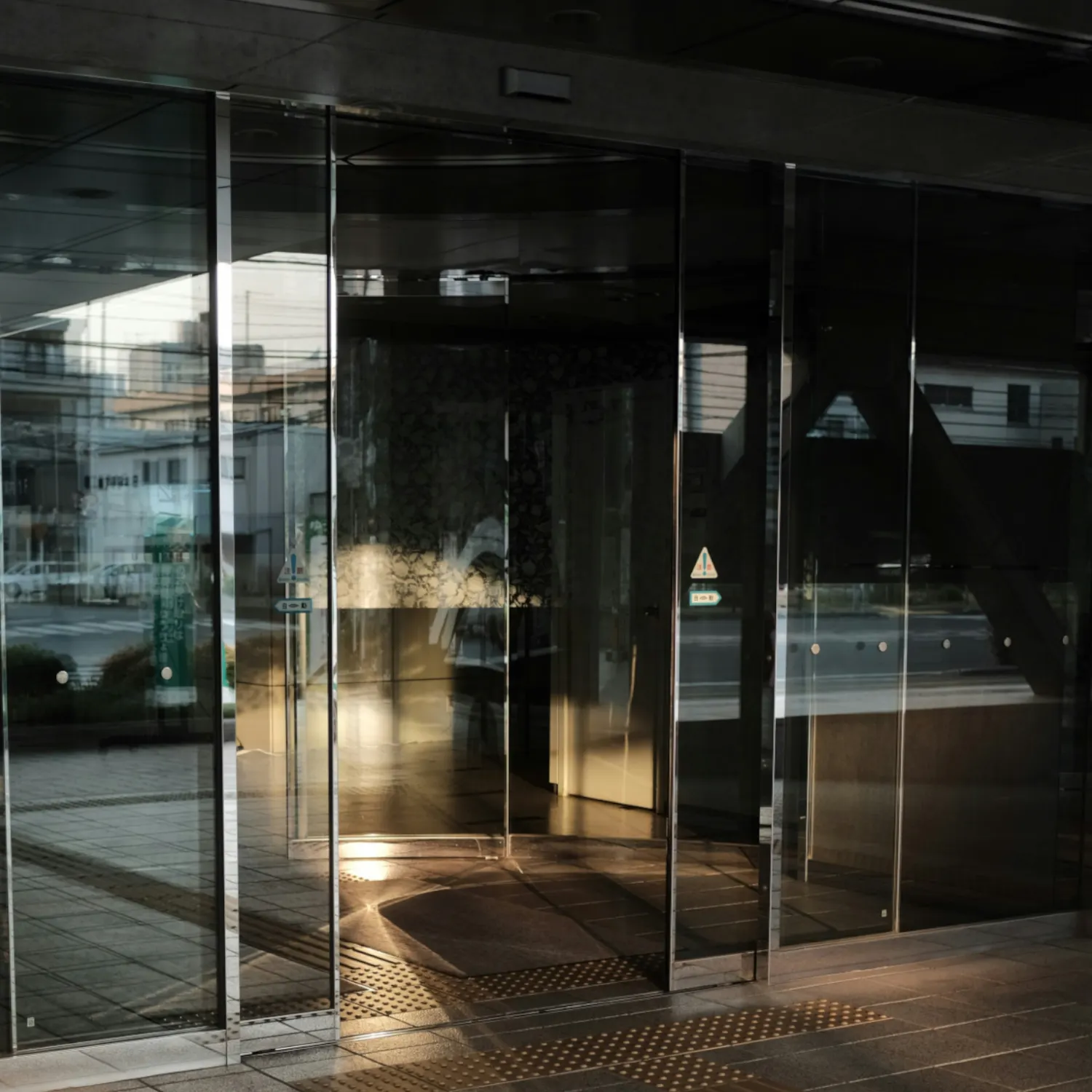 Overview of radar and infrared door sensors for automatic doors and industrial gates