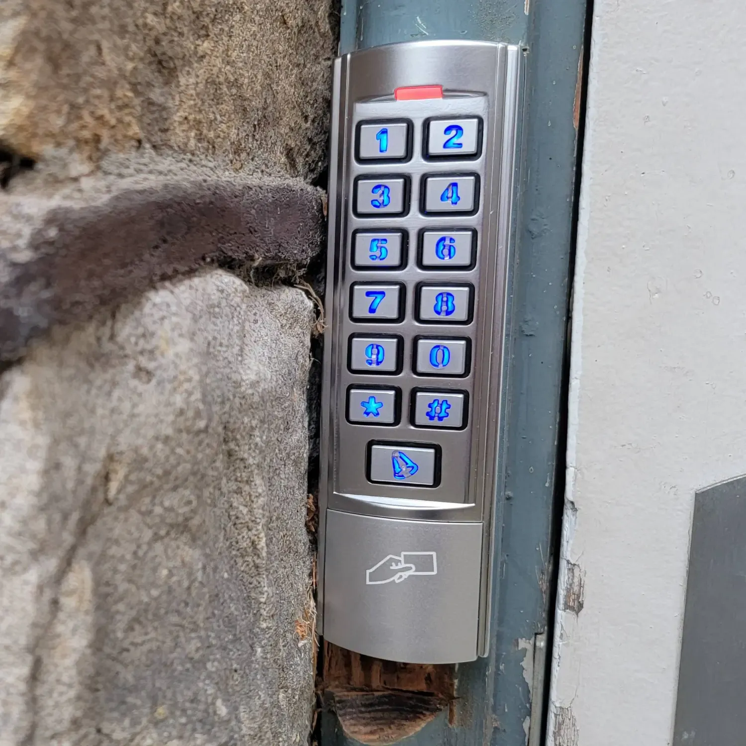 Camden CM-110 codeklavier gemonteerd bij een deur