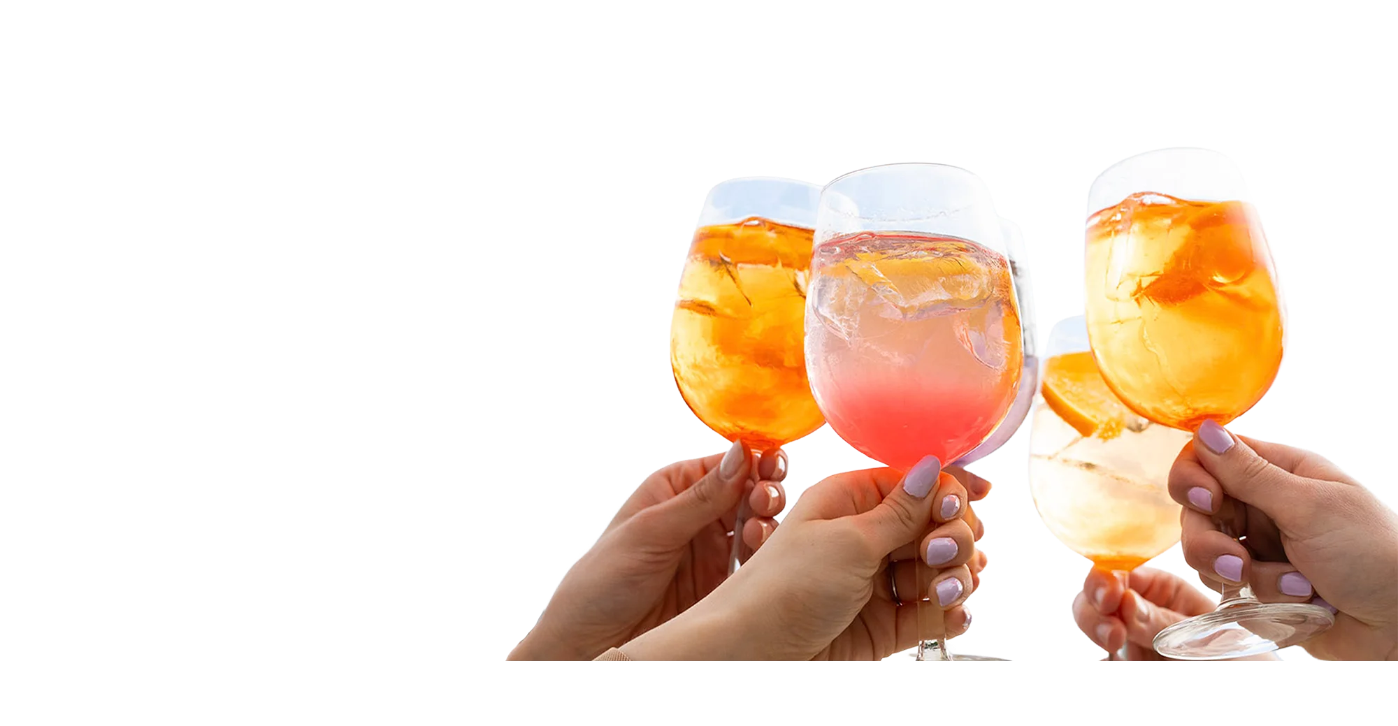 Mehrere Hände stößen mit Gläsern mit Eis und orangenfarbenen und pinkfarbenen Cocktails an.