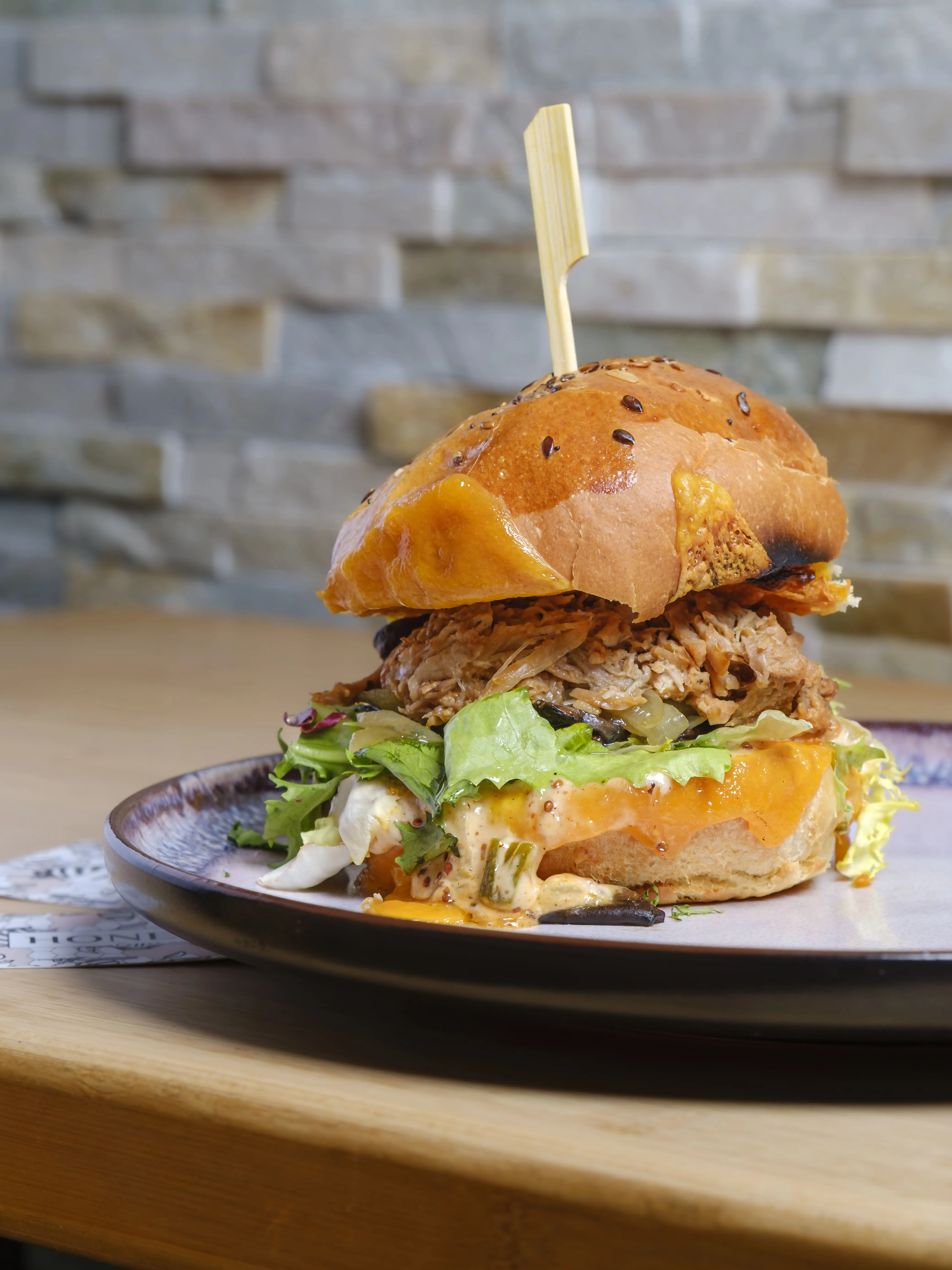 Un burger gastronomique avec frites épaisses.