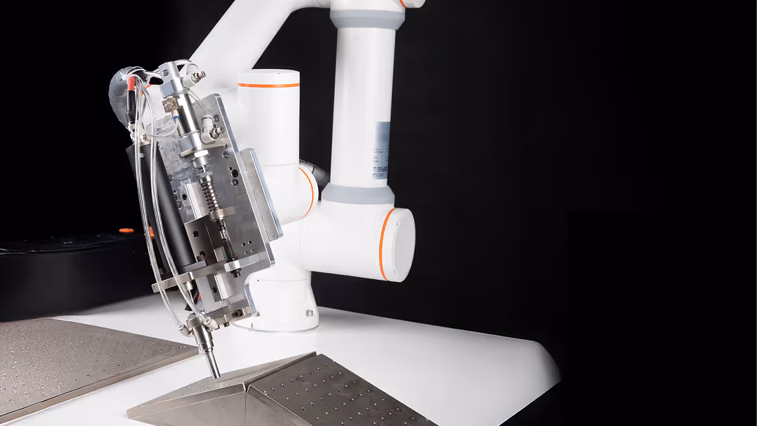 FAIRINO FE Series cobot in motion, demonstrating high-speed flexibility and axis rotation for industrial automation.