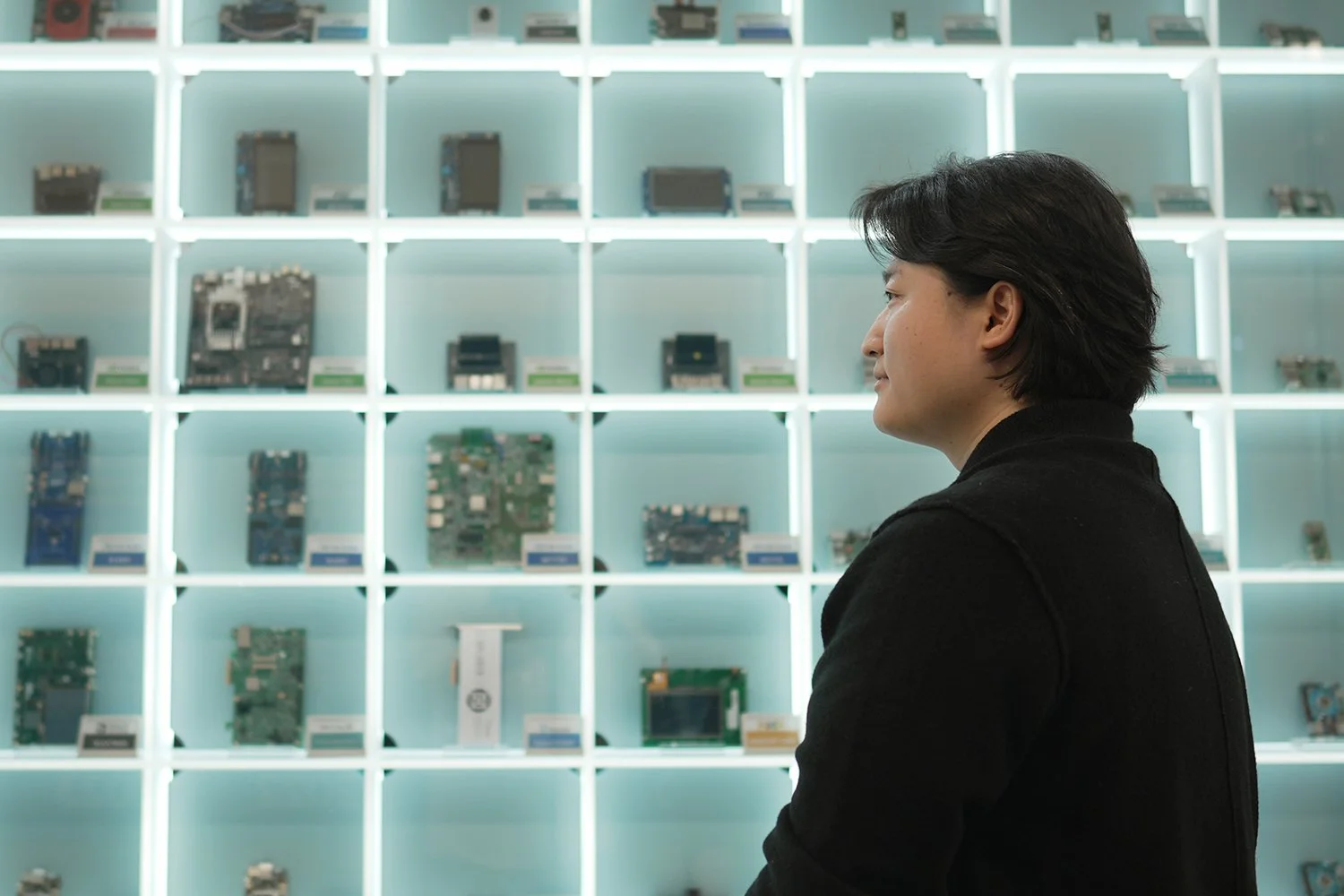 사진 1. 노타 서울 사무실에서 운영 중인 디바이스팜(Device Farm). 노타에서 성공적으로 AI 모델을 포팅한 기기들로 채워져있다.