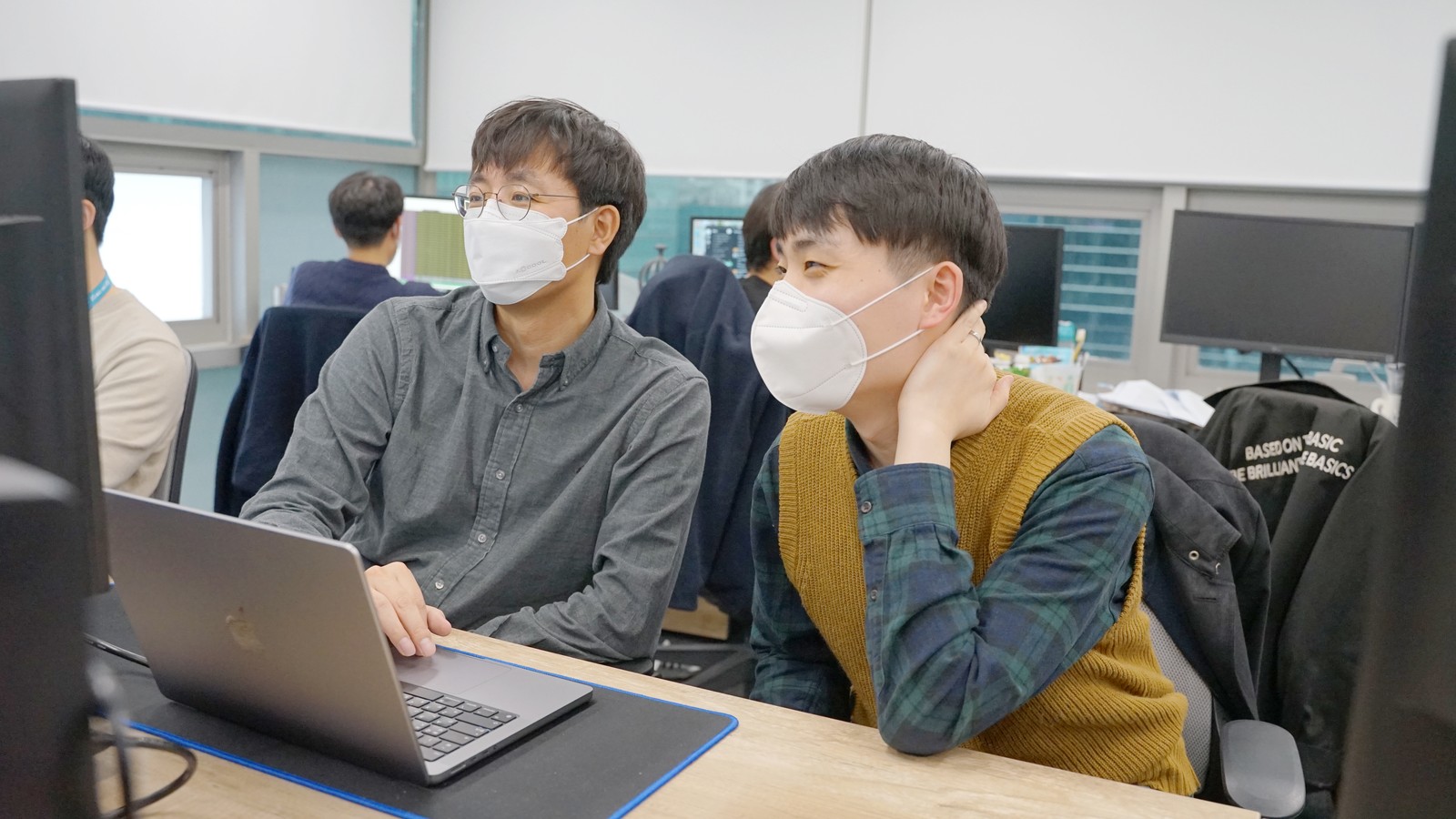 왼쪽부터 ITS팀 Tech 파트 리드 박환효님, ITS팀 프론트엔드 엔지니어 김원동님