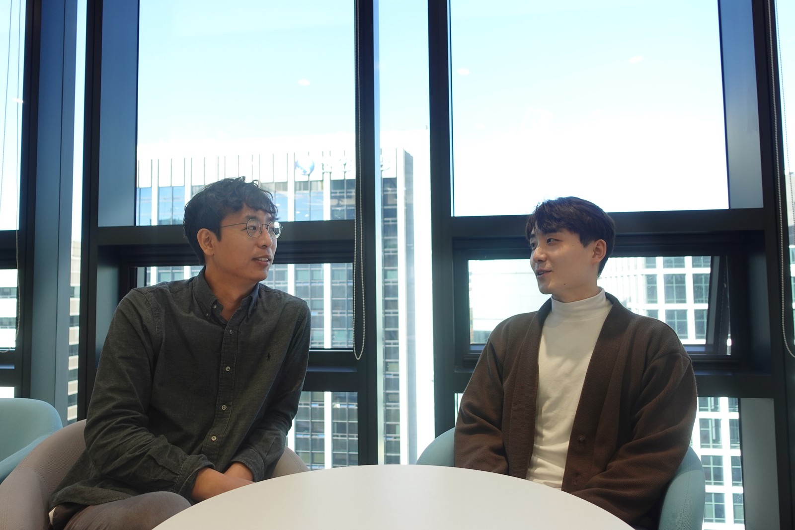 전시회 종료 후 함께 기억을 되짚어보는 환효님과 원동님