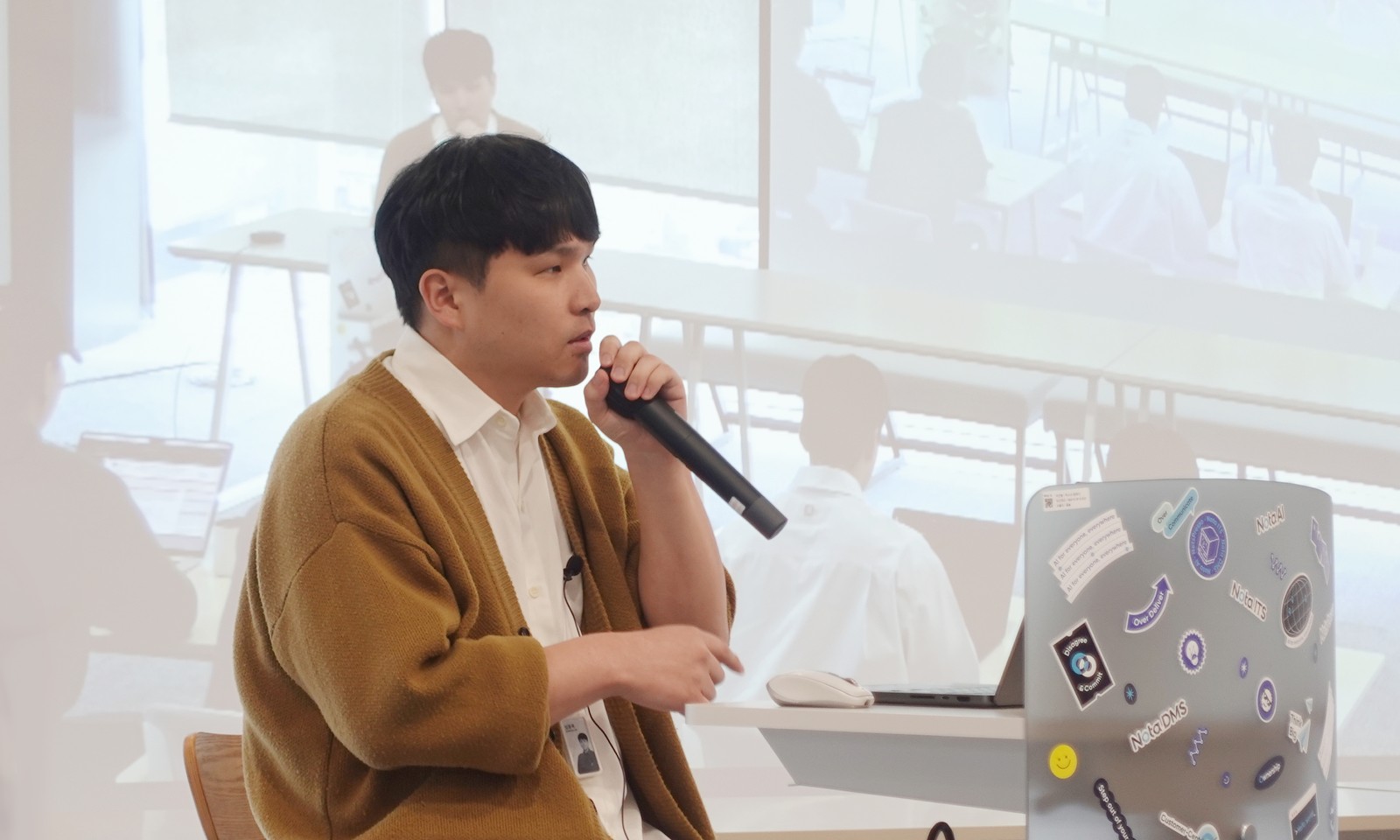 진지하게 발표에 임하는 동욱 님