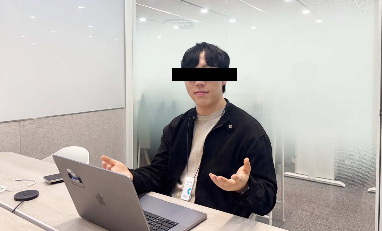 ???: 성공한 스타트업 대표처럼 포즈 취해주세요