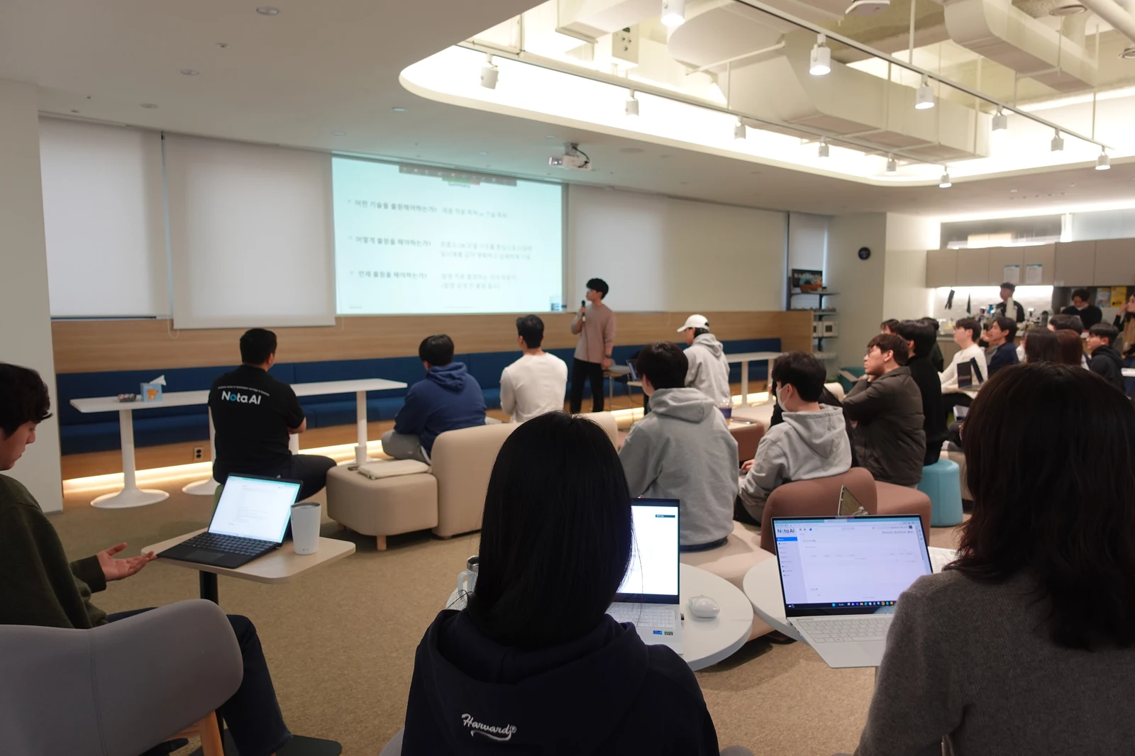 Jihoon has prepared many informative seminars for his colleagues.
