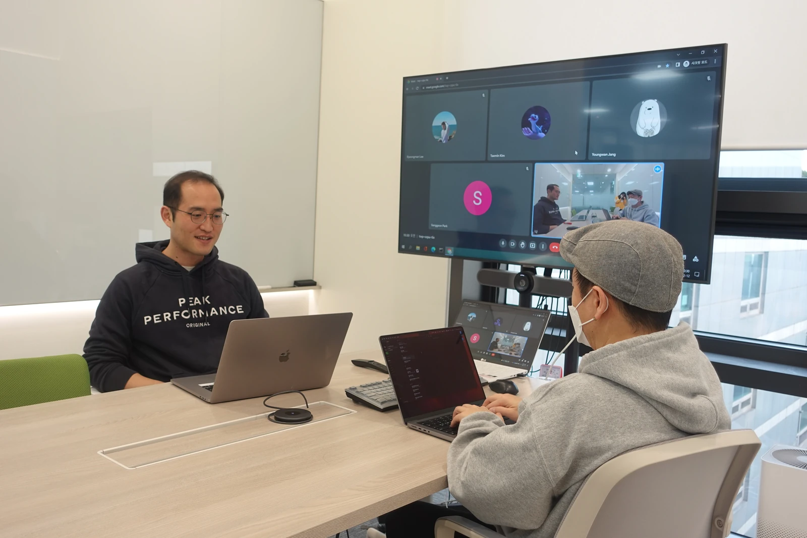 The SE team begin every day with a quick 15 minute meeting.
