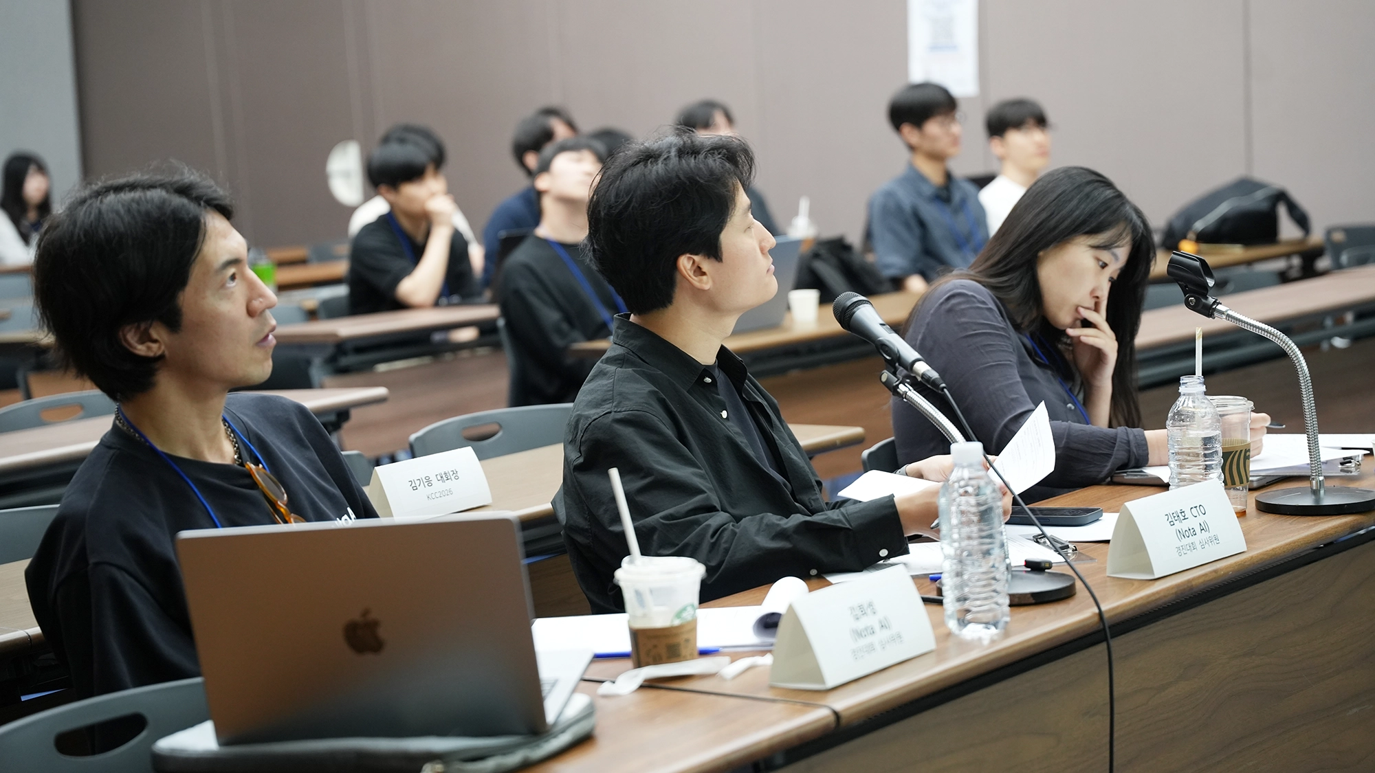 집중하는 모습의 심사위원들은 이번 경진대회의 치열함을 보여줍니다