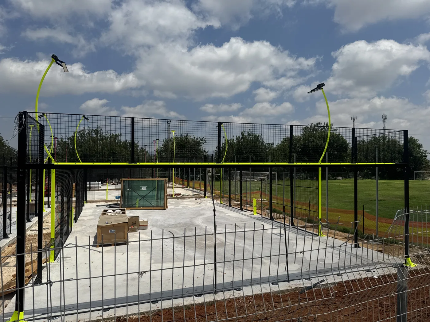 סער · מעטפת המגרש ותומכי התאורה, כשעבודות האתר עדיין נראות סביב התשתית.