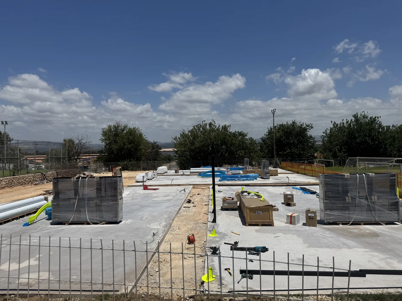 סער · משטחי בטון, רכיבים שהגיעו לאתר והעמודים הראשונים.