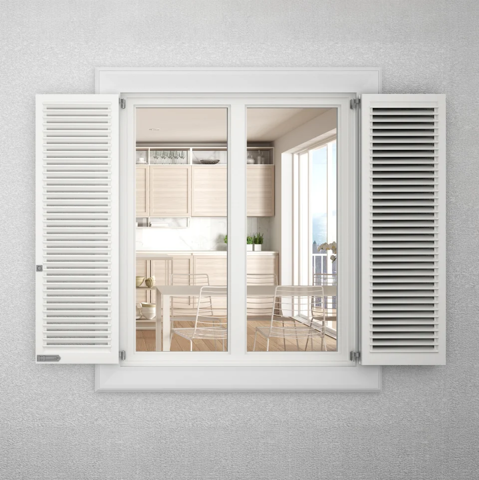 Weißes Fenster mit geöffneten Fensterläden, Blick auf eine helle moderne Küche mit Esstisch und Stühlen.