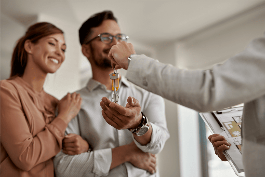 6720f79ea345179c2257bca1_closeup-real-estate-agent-giving-couple-keys-their-new-home 2-p-1080.png