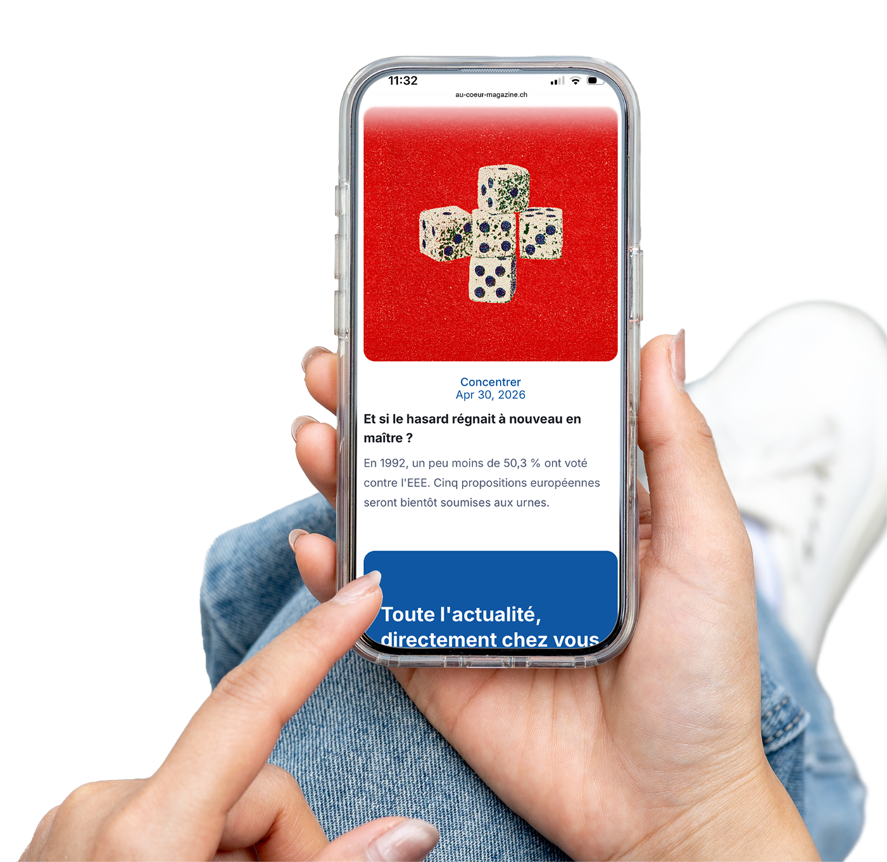 Smartphone in einer Hand vor blauem Hintergrund; auf dem Bildschirm ein Online-Magazin mit Artikel „Was, wenn der Zufall regiert?“ und Bild von fünf Würfeln auf rotem Hintergrund.