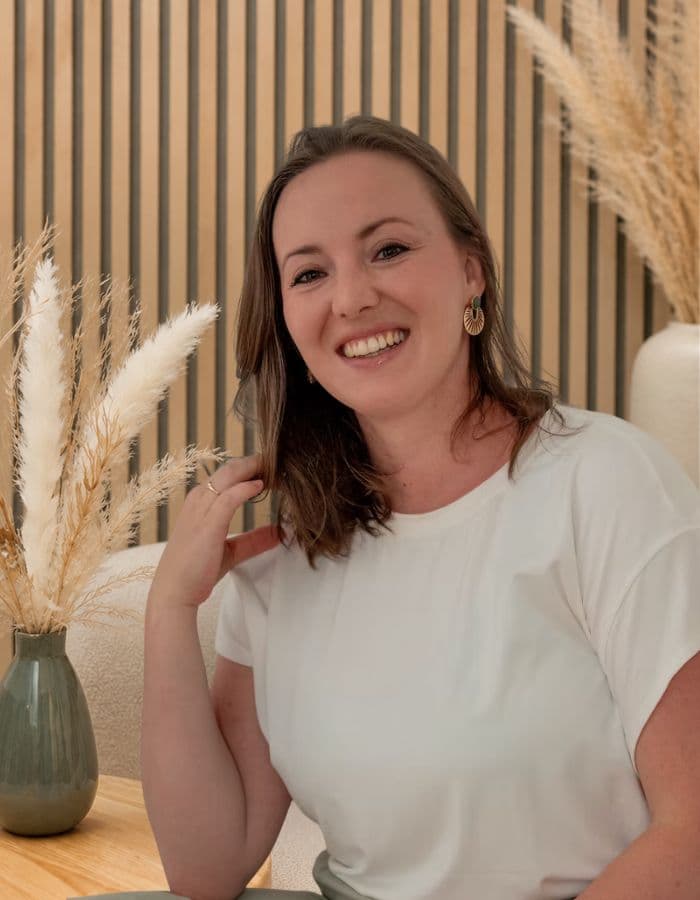 Sarah Lux gibt eine Einheit Integrativer Körperarbeit auf der Liege.