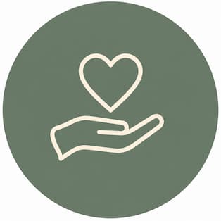 Weiße Herzform über geöffneter Hand auf grünem rundem Hintergrund.