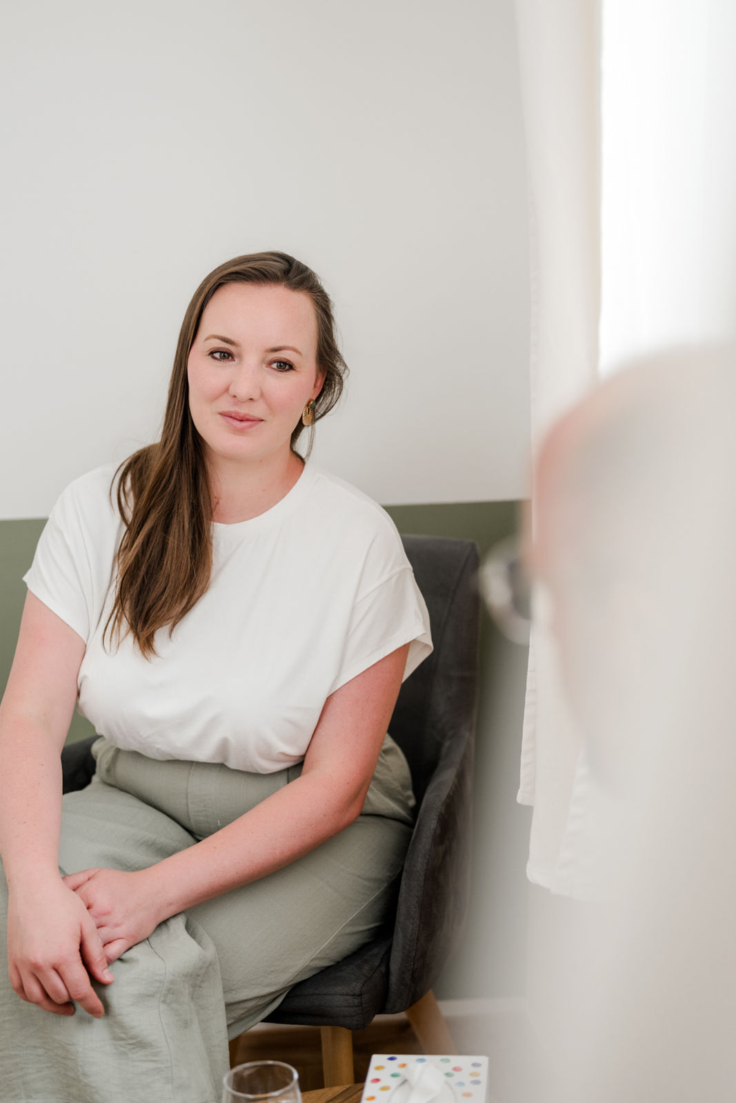 Sarah Lux und ein Kunde im Gespräch auf einem Tisch mit Gläsern und Wasser.