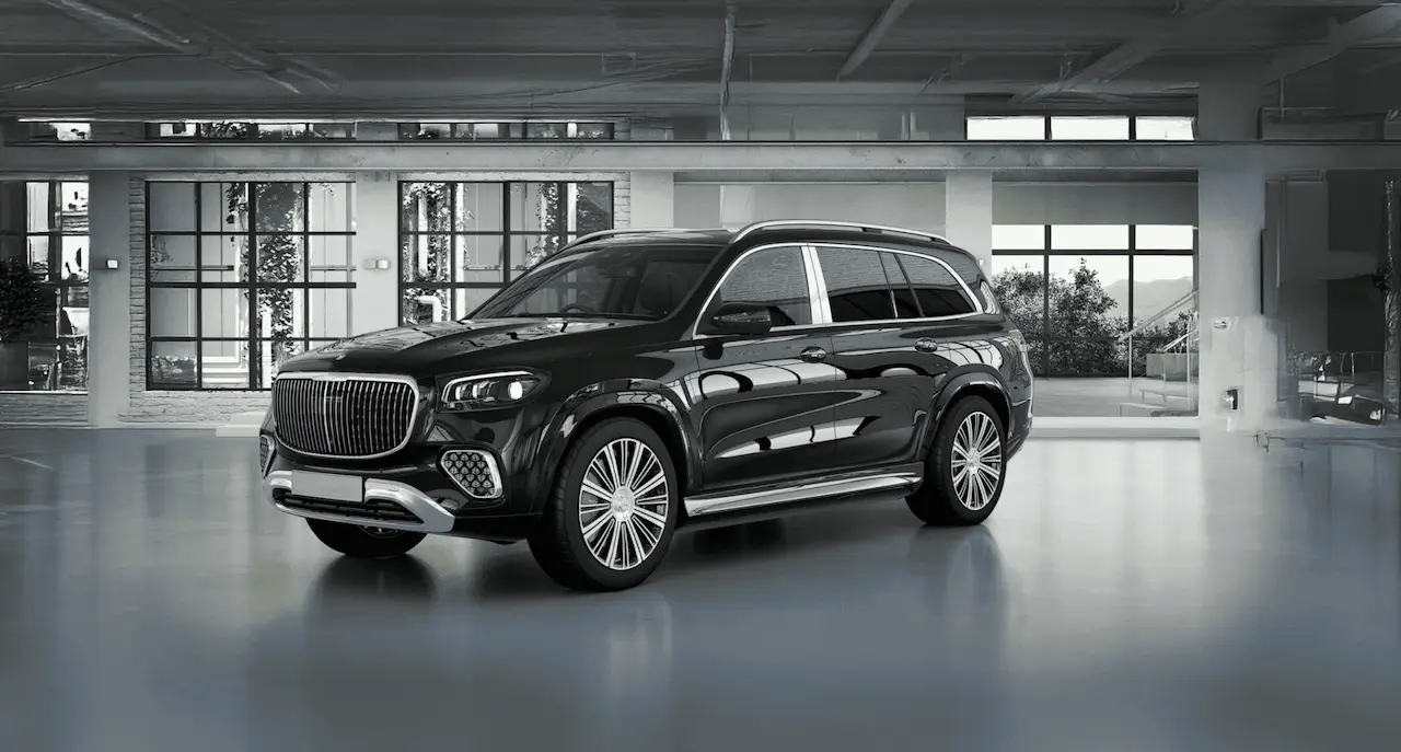 Véhicule SUV noir de luxe garé dans un intérieur moderne avec de grandes fenêtres.