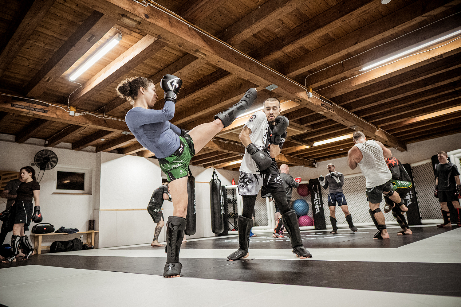Technisches und kontrolliertes Sparring im Thaiboxen mit Schutzausrüstung und Boxhandschuhen.