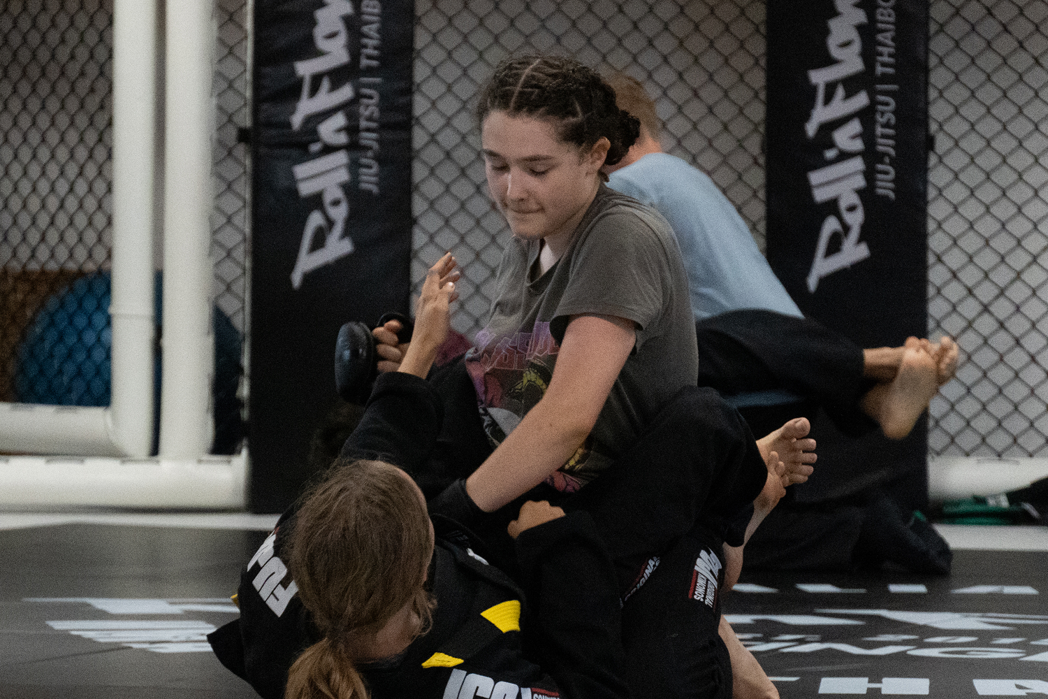 Jugendliche trainieren Jiu-Jitsu in der Roll´n Flow Kampfsportschule in Meitingen