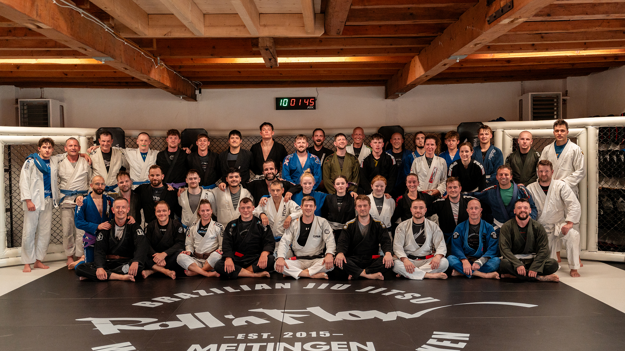 Foto der Brazilian Jiu Jitsu Gruppe von Roll´n Flow auf der oberen Mattenfläche.