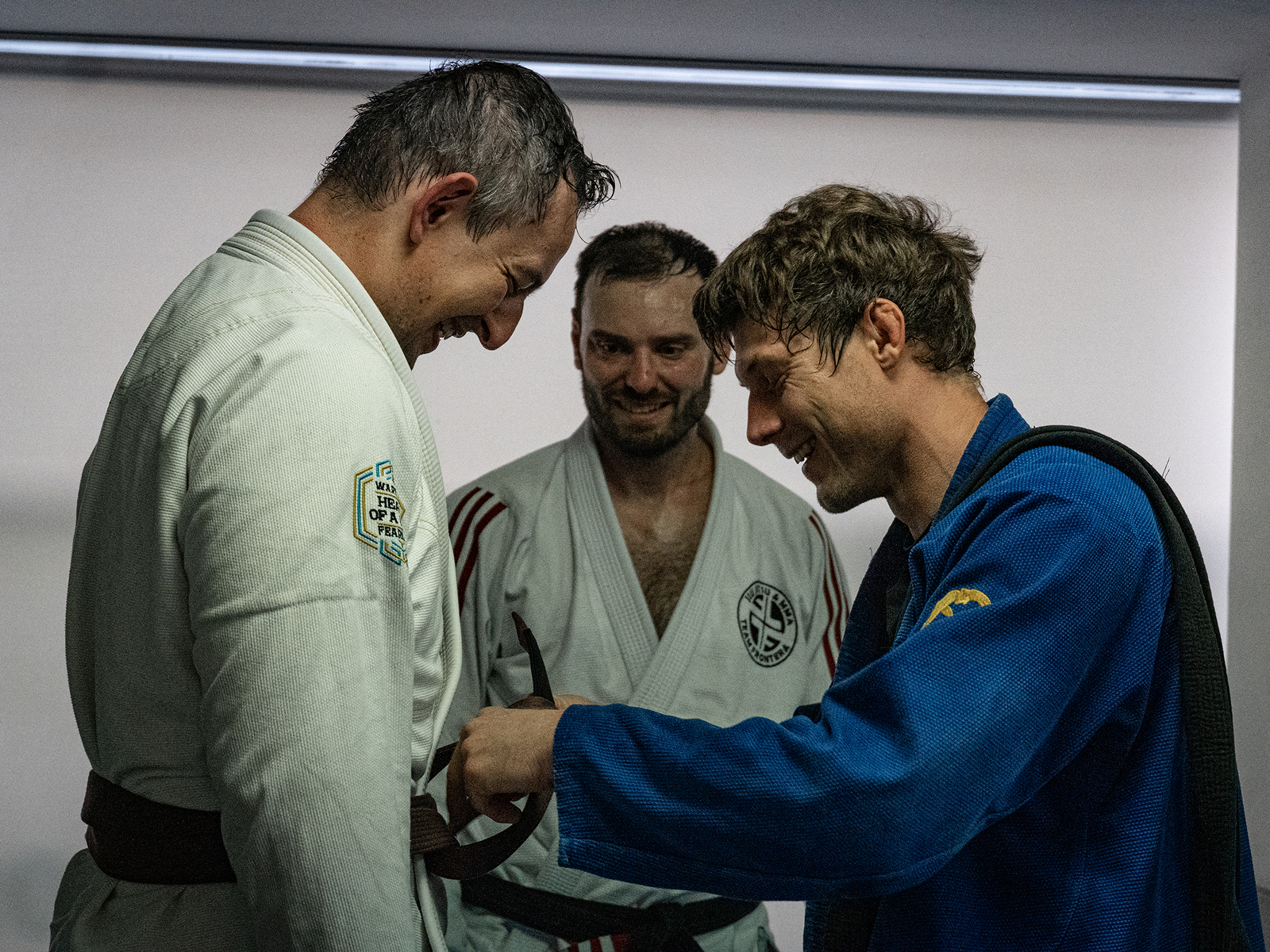 Michael Matzner verleiht einem langjährigen Mitglied den braunen Gürtel im Brazilian Jiu Jitsu
