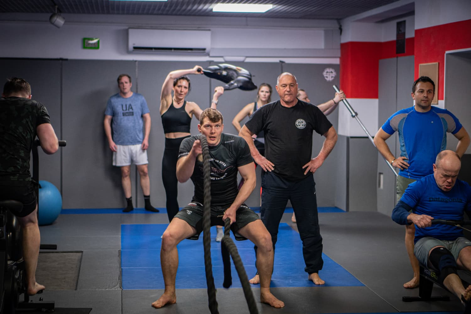 Kursteilnehmer trainieren ihre Kraft und Ausdauer im Zirkeltraining mit verschiedenen Geräten.