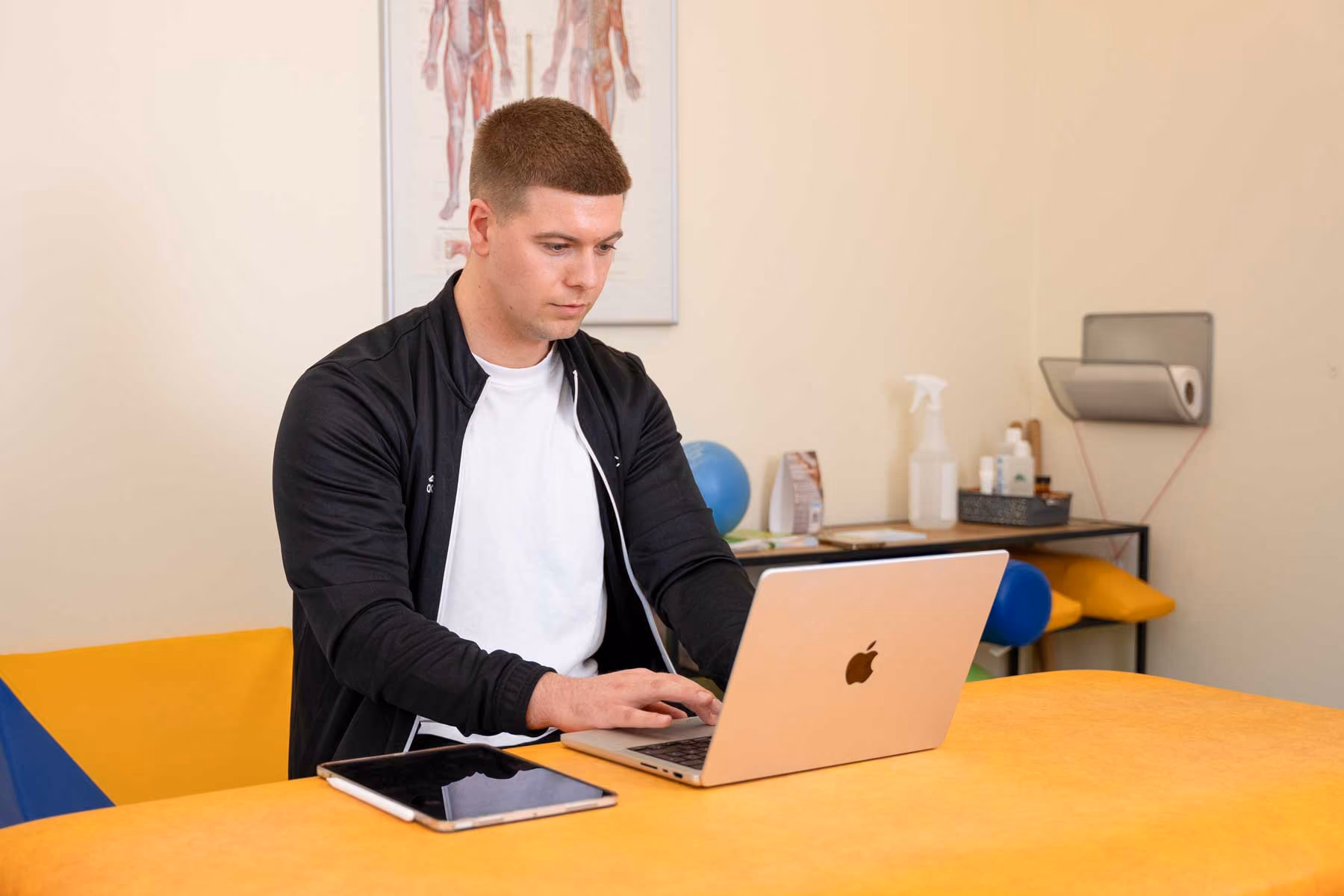 Patientin nimmt an einem Online-Termin mit einem Physiotherapeuten von SYMCUS teil und erhält digitale physiotherapeutische Betreuung per Video.