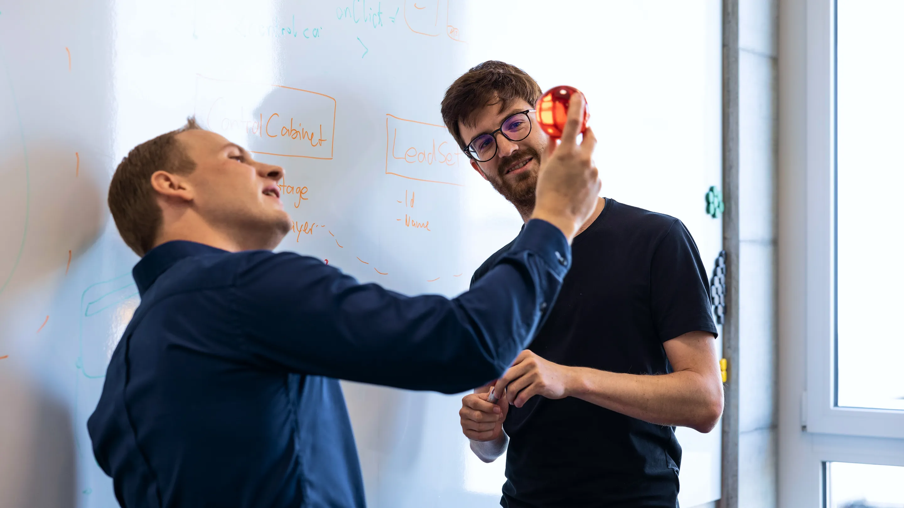 IT-Consulting Team beim Brainstorming an einem Whiteboard – Computechnic AG