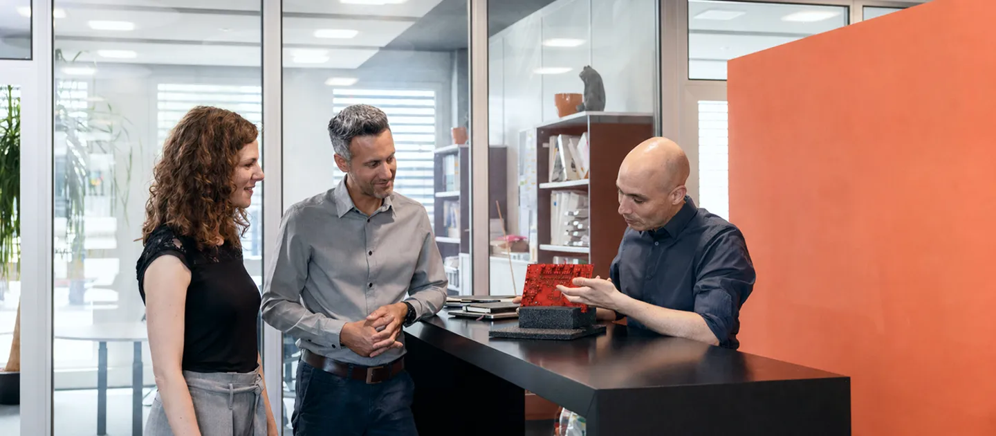 Computechnic AG Team im Büro – IT-Professionelle besprechen Produkt