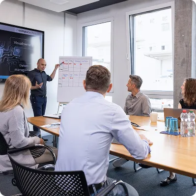 Team bei Projektbesprechung im Computechnic AG Konferenzraum