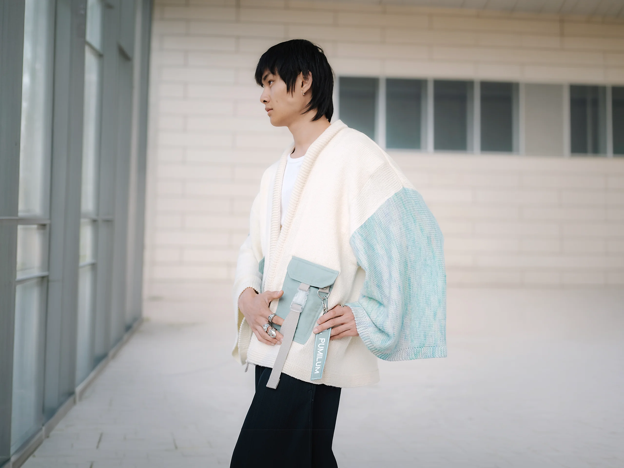 Kimono artisanal en tricot mérinos blanc écru et bleu boréal porté de profil, collection kimonos Procyon