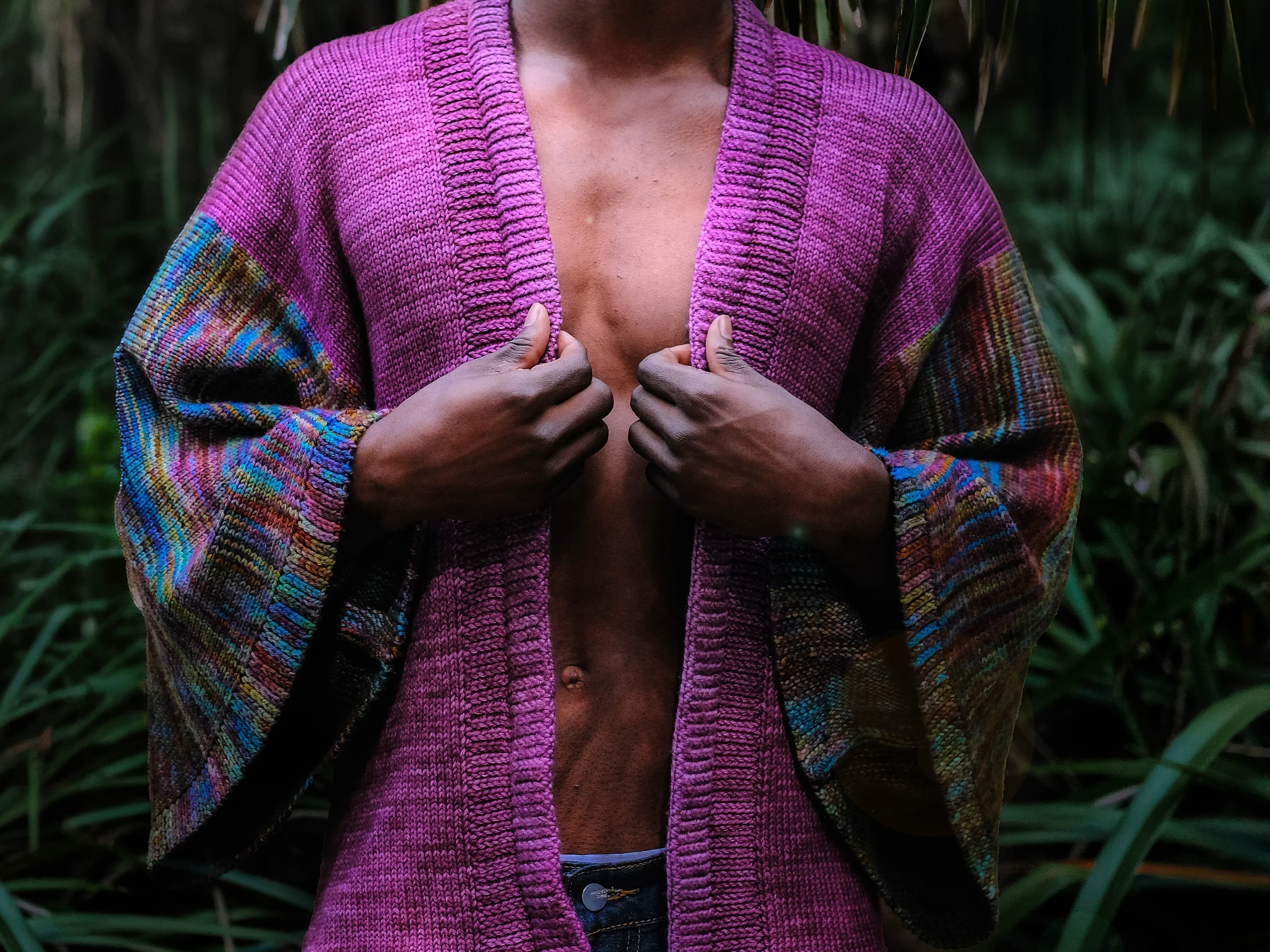 Kimono Symbiosis en tricot magenta aux manches multicolores, pièce de co-création textile sur mesure Procyon