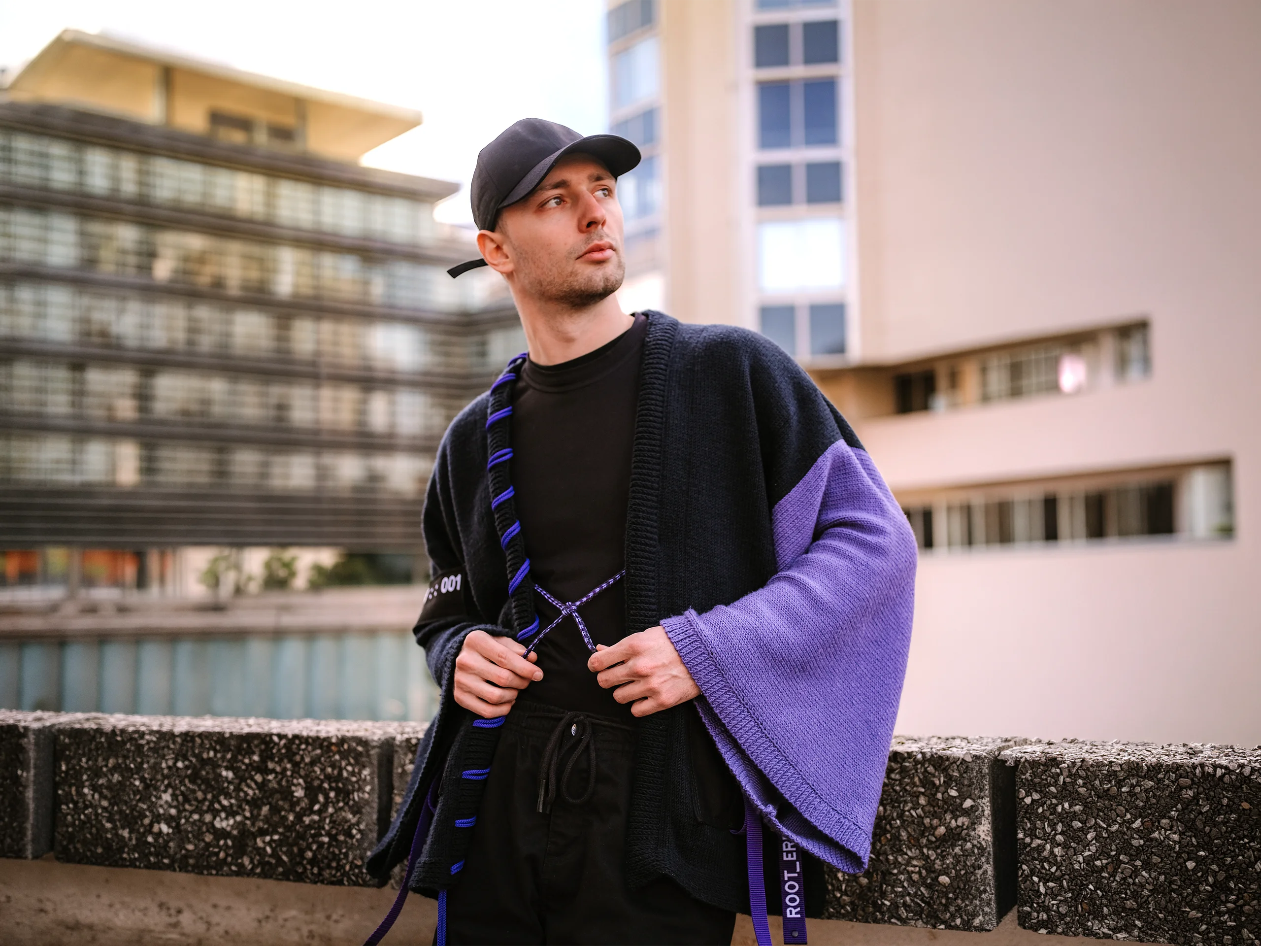 Kimono Nox I en laine mérinos porté en ville, manche pourpre sourd et cordons noués
