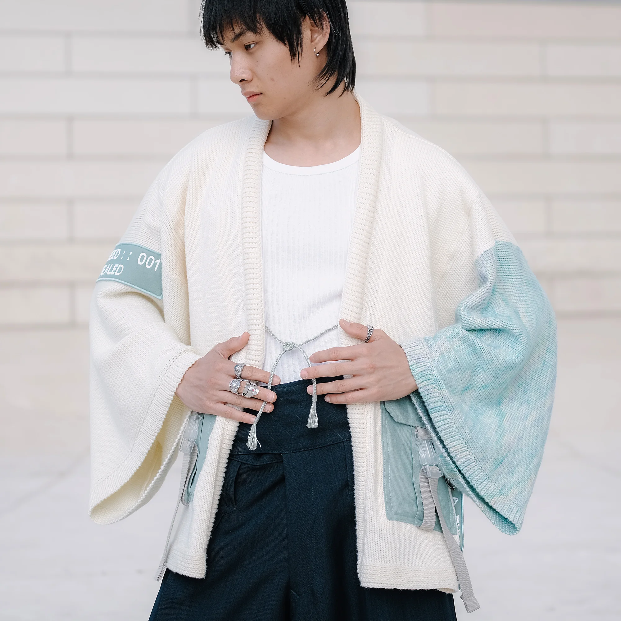 Lux I, kimono en tricot artisanal mérinos superwash avec manche contrastante nuances boréales, collection Lux Procyon