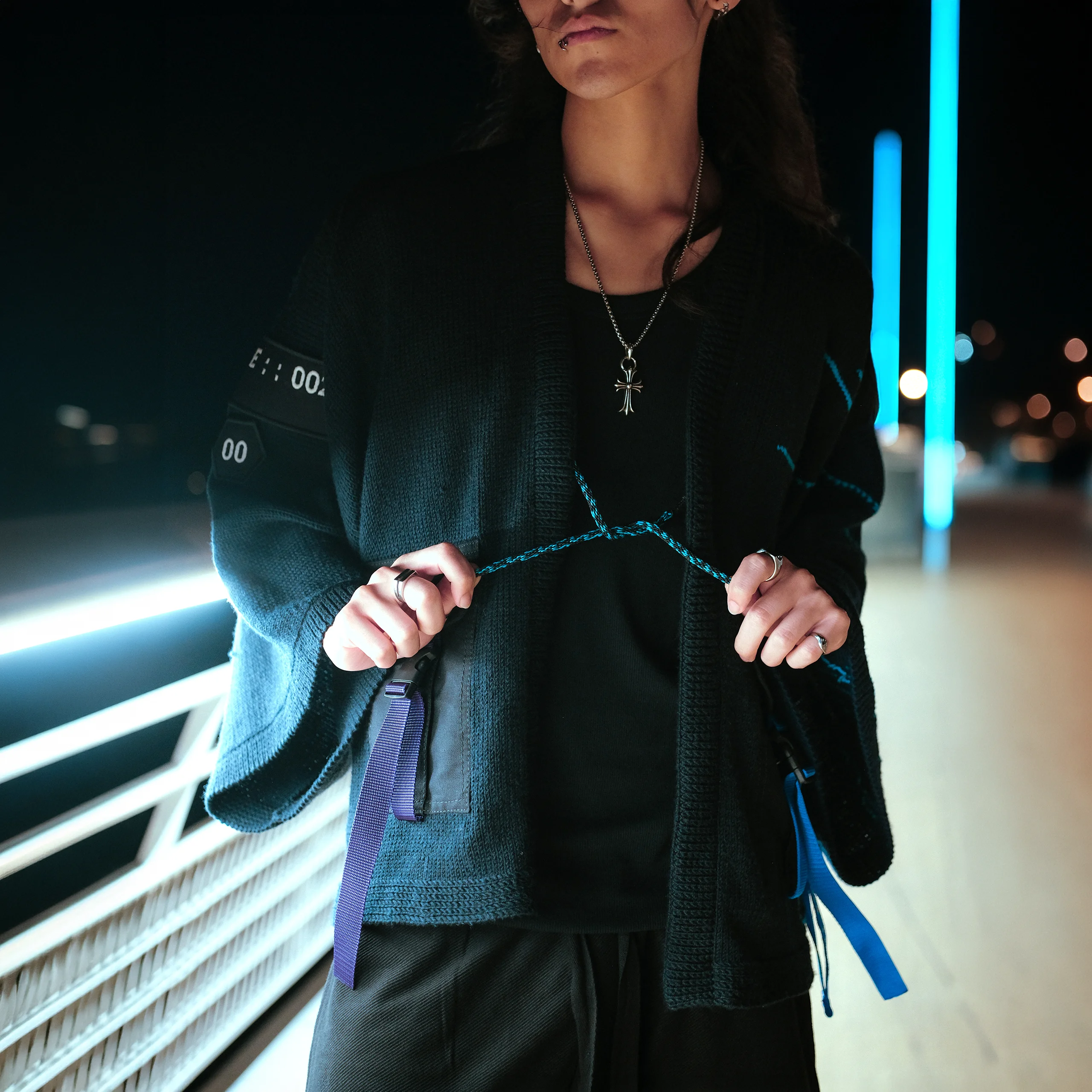 Fermeture du kimono noir Nox II : cordon de serrage, poche plaquée canvas et sangles techniques