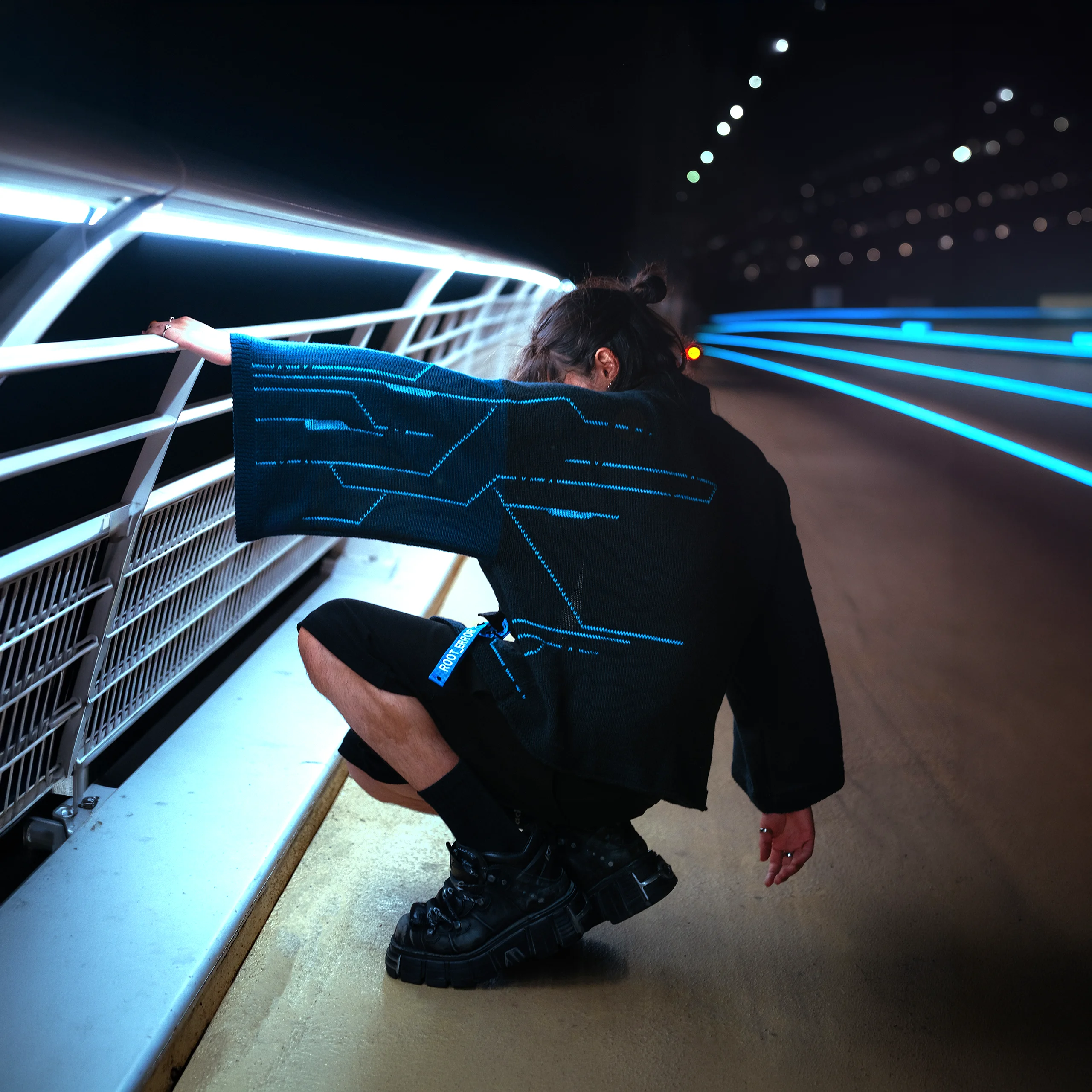 Manches déployées du kimono Nox II, broderie circuit bleu sur mérinos noir, vue de dos
