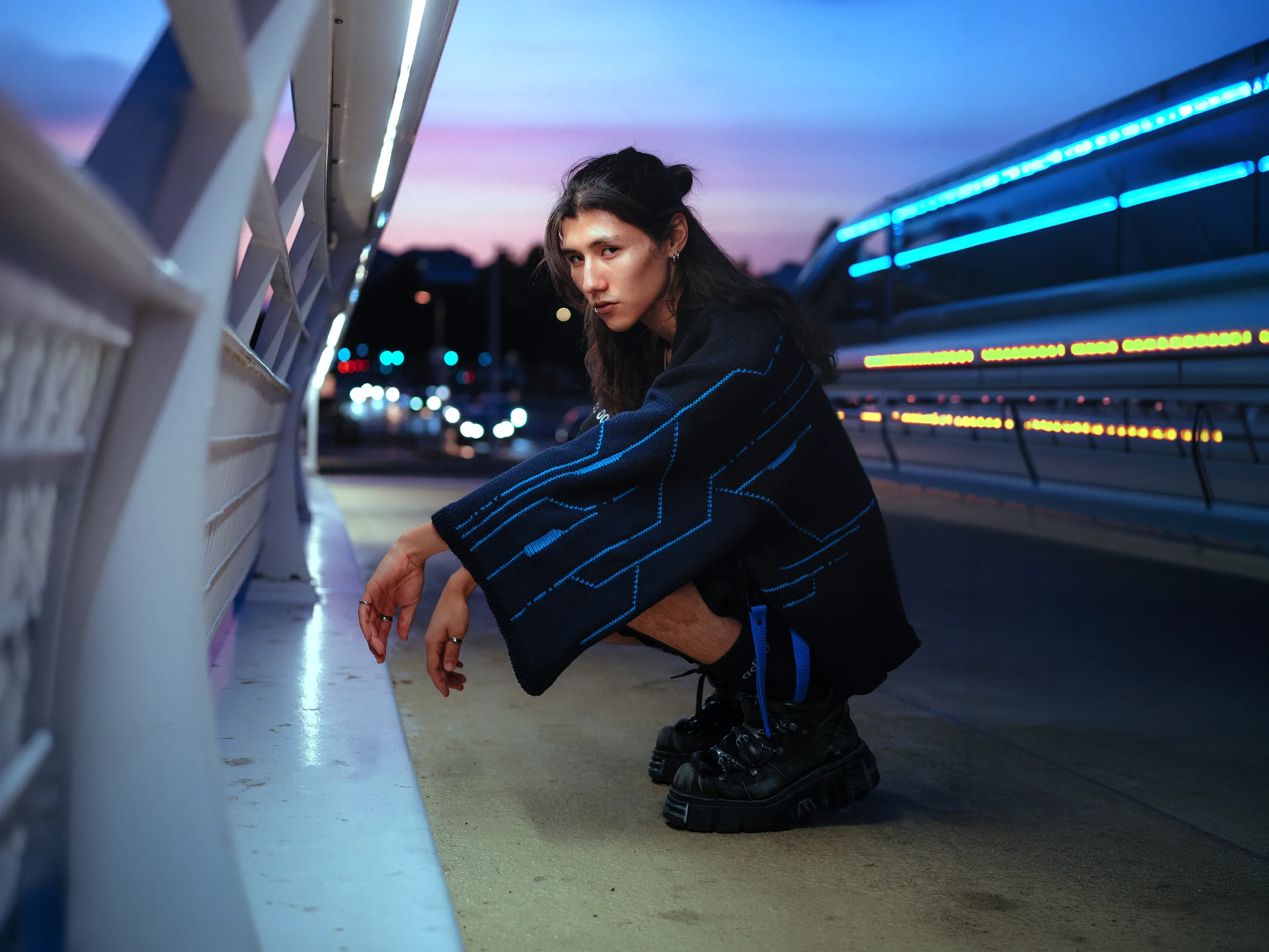 Nox II, kimono cyberpunk artisanal en mérinos, manche bleu abysse brodée main, collection Nox Procyon