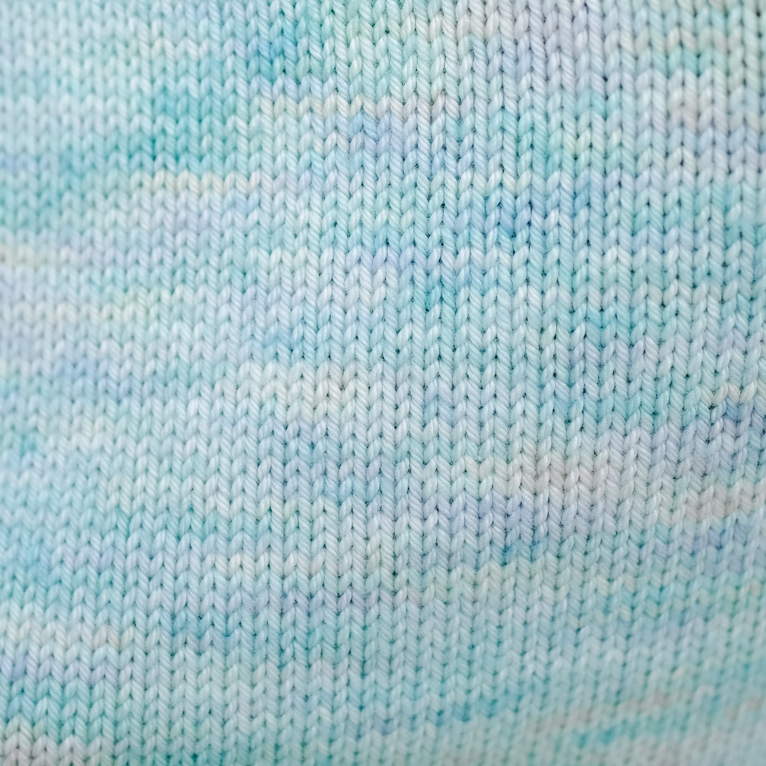 Maille mérinos superwash aux nuances boréales du kimono Lux I, détail du tricot jersey