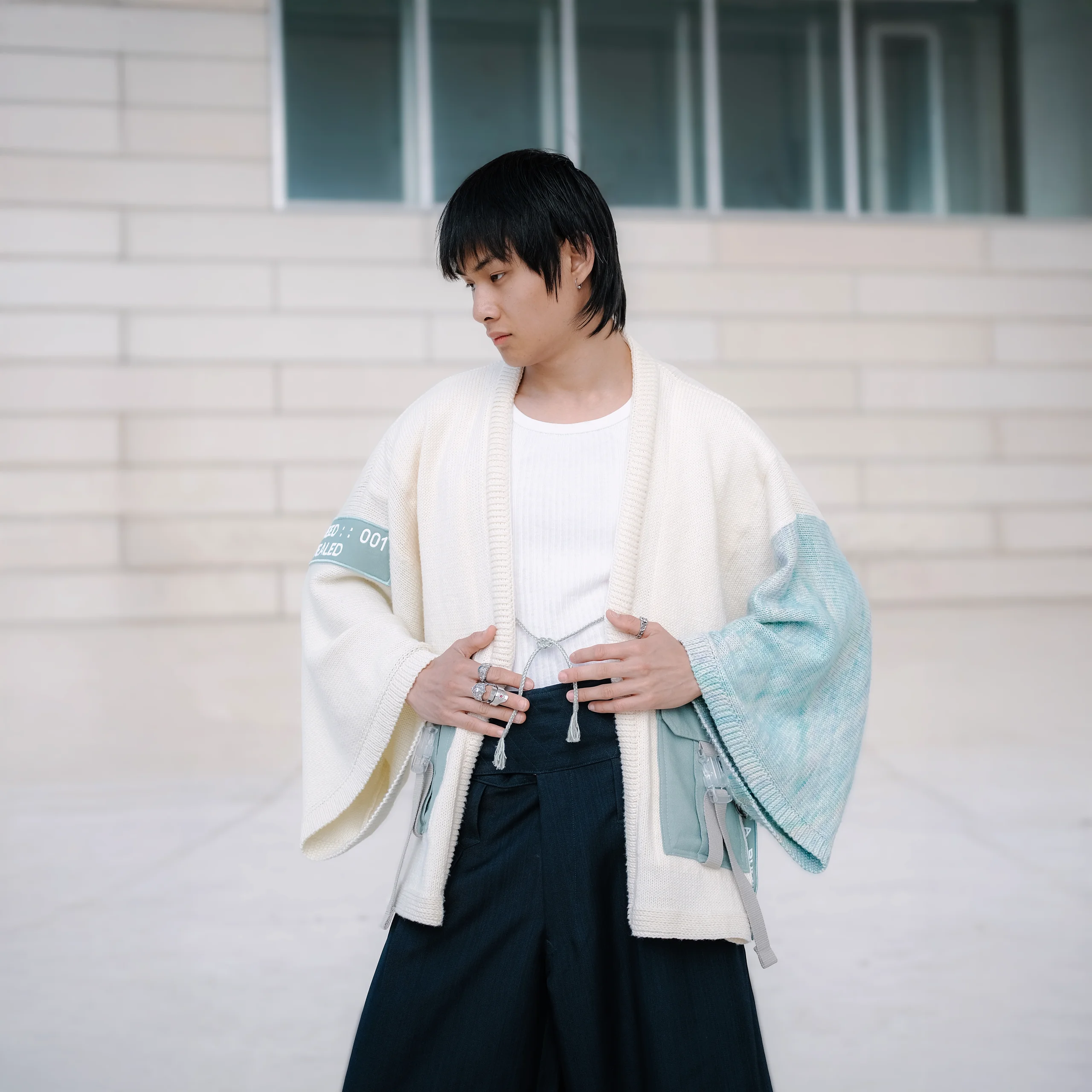 Lux I, kimono en tricot artisanal mérinos superwash avec manche contrastante nuances boréales, collection Lux Procyon