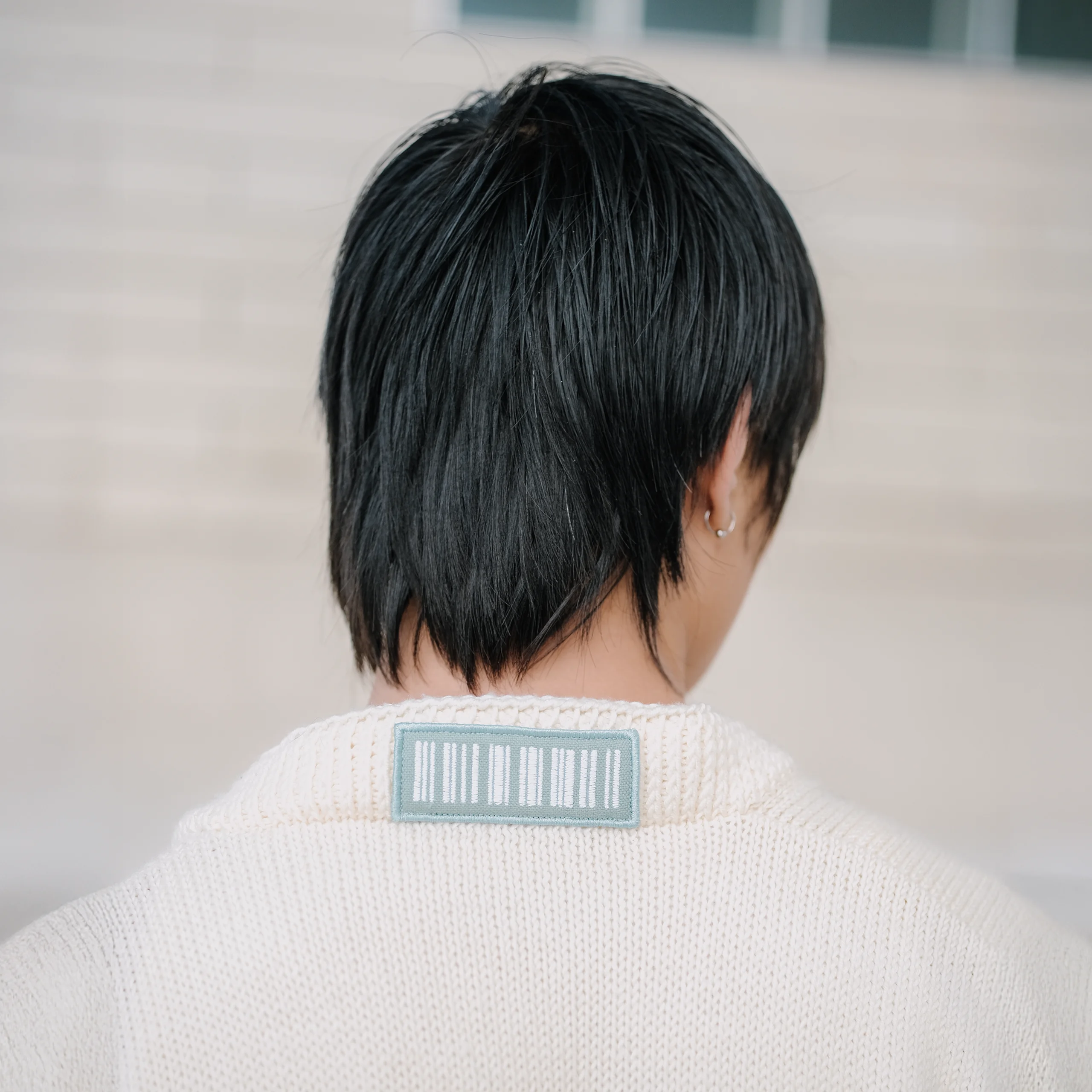 Patch code-barres brodé au col du kimono Lux I en maille blanc écru
