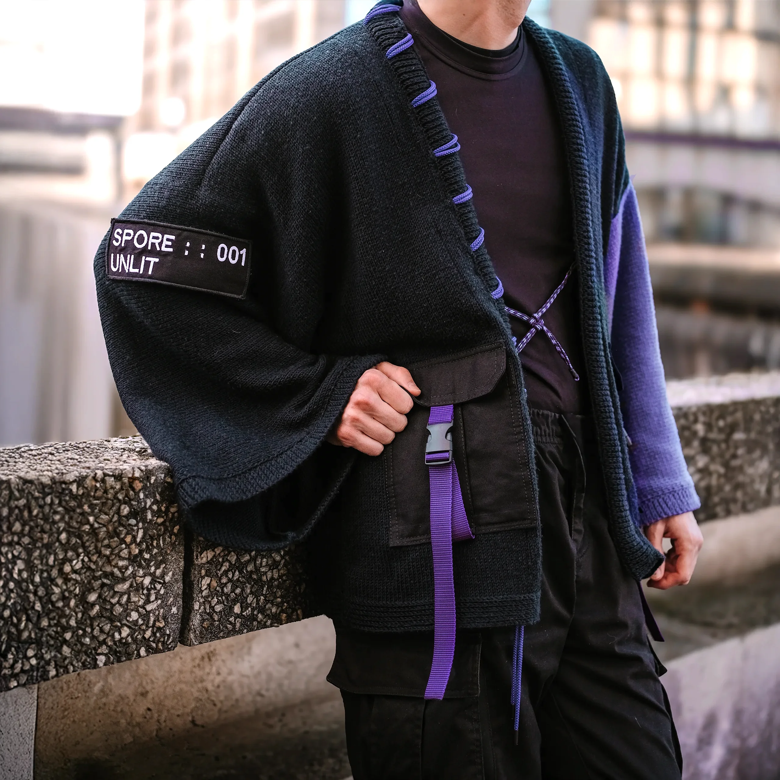 Patch SPORE :: 001 UNLIT et poche à sangle violette du kimono noir Nox I, laçage violet du col