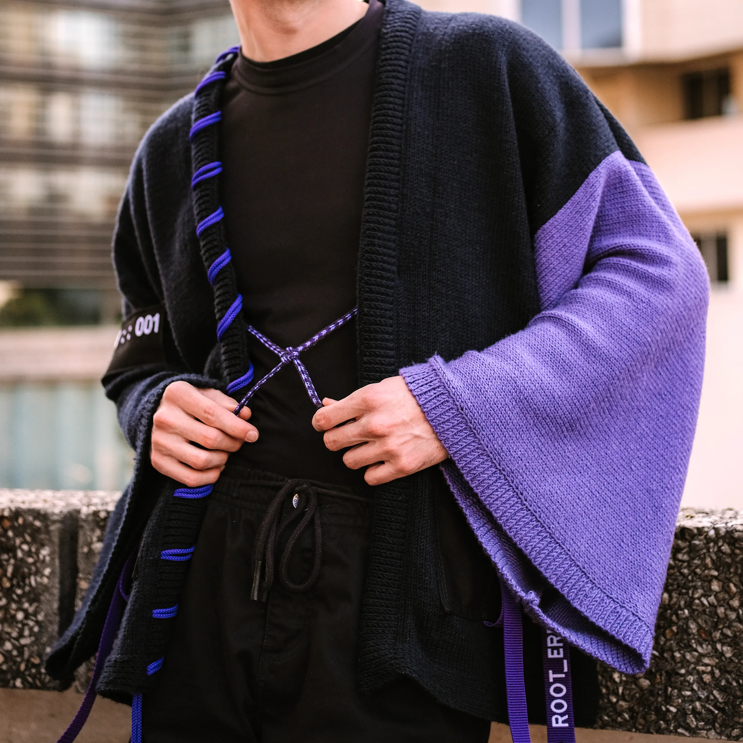 Cordon noué et laçage violet du kimono Nox I, manche pourpre sourd déployée en mérinos