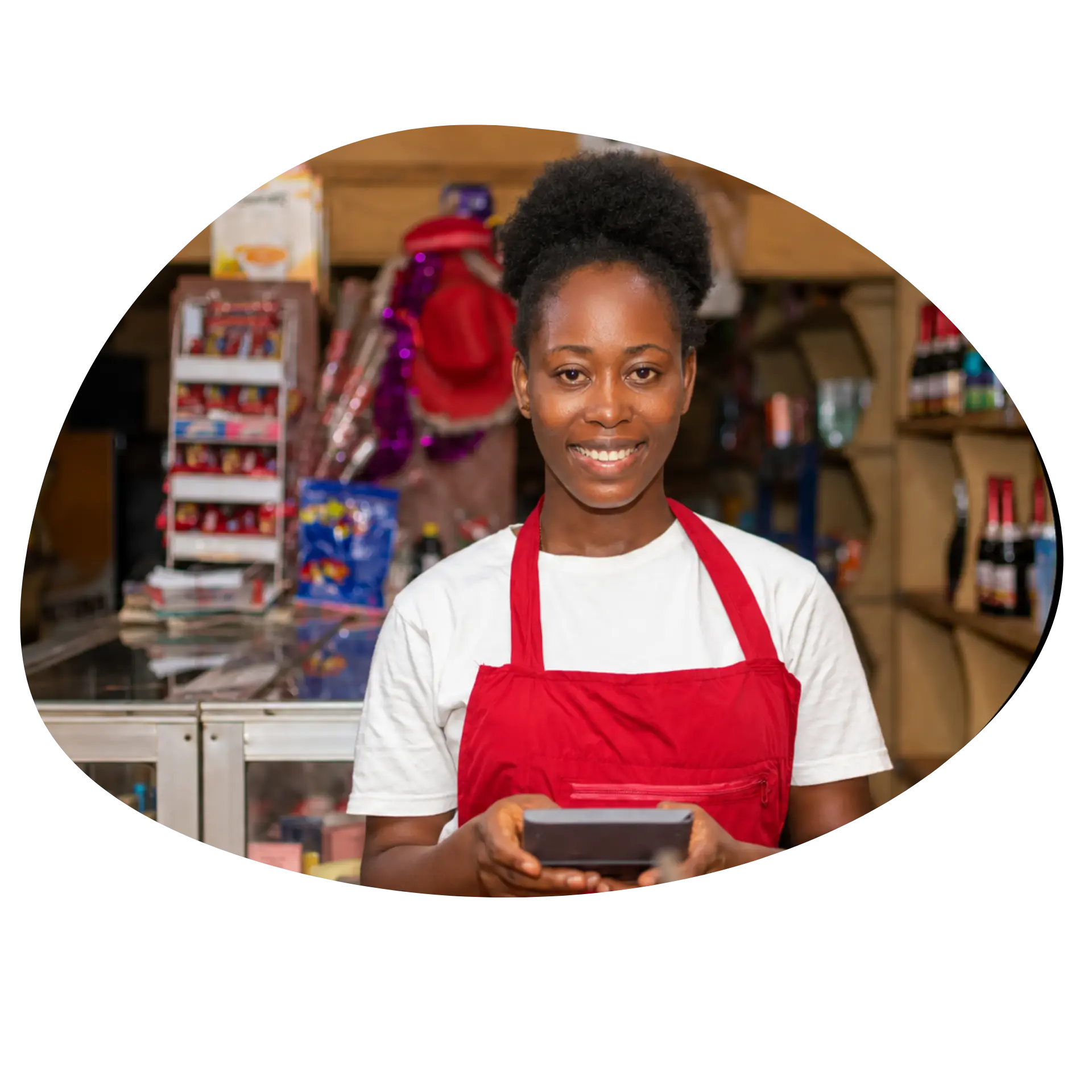 Femme entrepreneure béninoise tenant des documents officiels après avoir créé son établissement au Bénin avec le cabinet Yoon à Cotonou