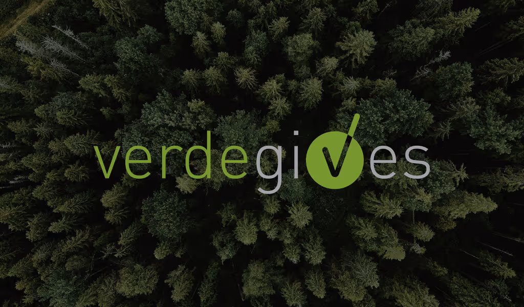 Overhead view of a dense forest with the word 'verdegives' overlayed, featuring a green checkmark inside a circle replacing the letter 'v'.