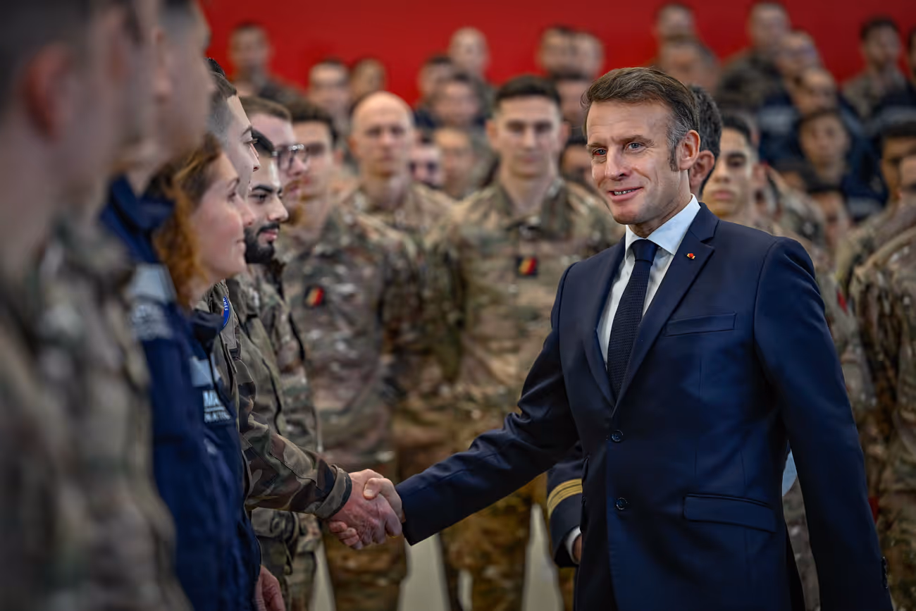 Le Président Emmanuel Macron serre la main à des militaires de la base aérienne d'Istres