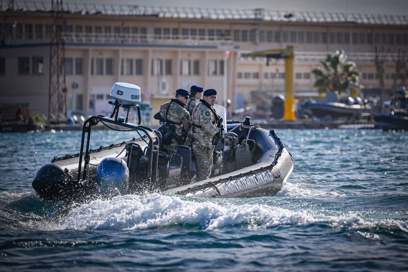 Militaire français sur un bateau dans la base de Toulon