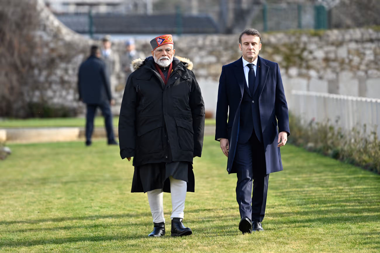 Emmanuel Macron et Narenda Modi qui marchent